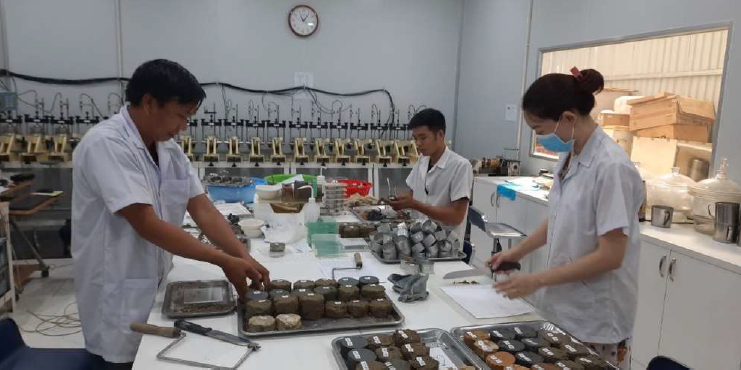 Lấy Mẫu và Thử Nghiệm Trong Phòng Thí Nghiệm